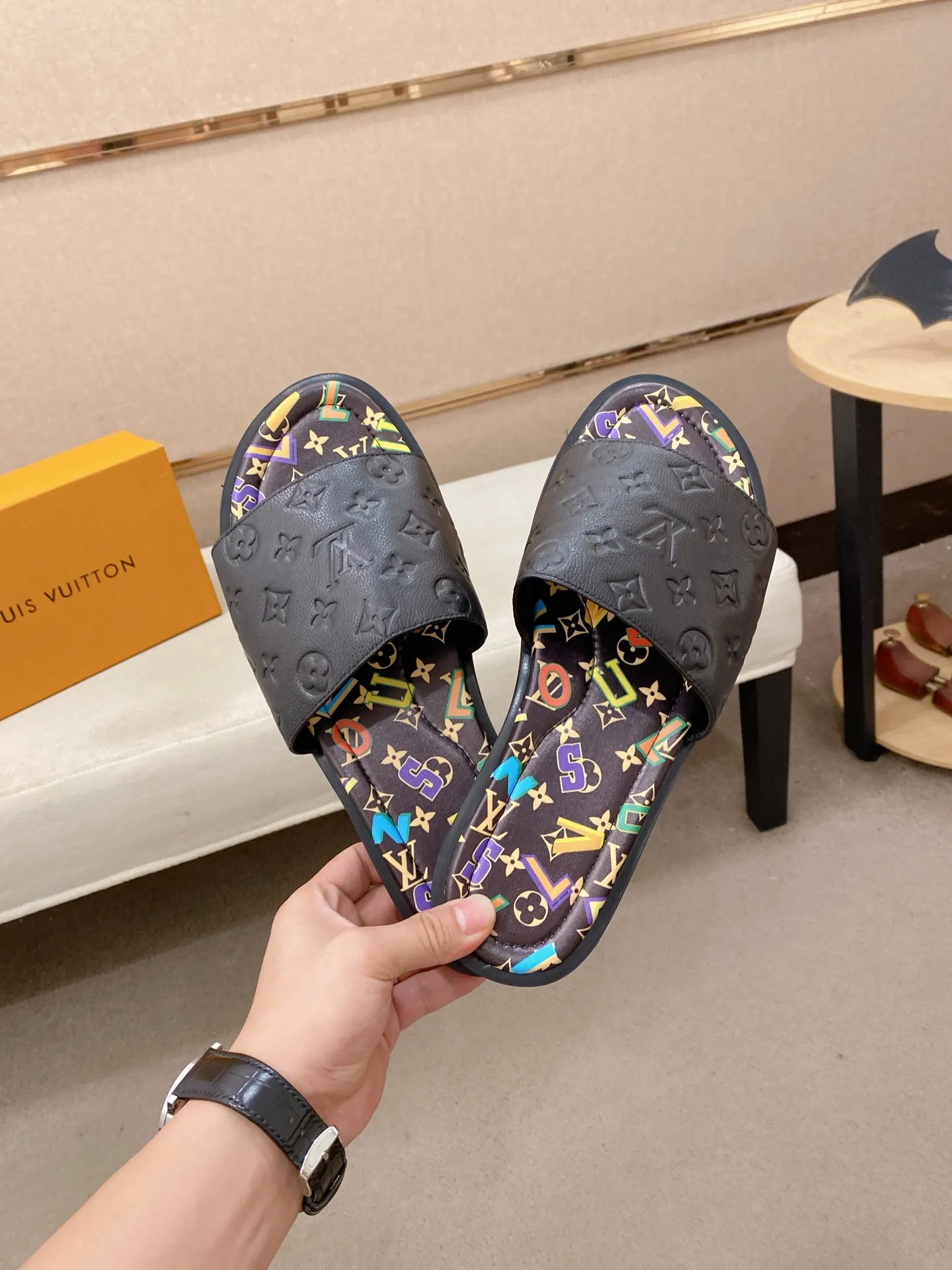 Men's shoes 💰: 340💰Made by LV🔍Top purchasing agents. Men's spring and summer slippers are available at the same counter. The uppers are imported cowhide from Italy, with logo graphics and high-quality craftsmanship. Soles: original soles specially provided by the original factory. Exclusive movable molded soles are super comfortable. Original goods follow orders. 🔍🔍High quality. You can enter and exit the counter at will. Welcome to compare. Size 38-44. Can be customized45